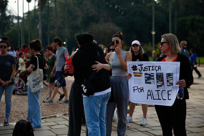 Em 24 de julho, amigos e familiares de Alice de Moraes protestaram por Justiça após a morte dela em Porto Alegre