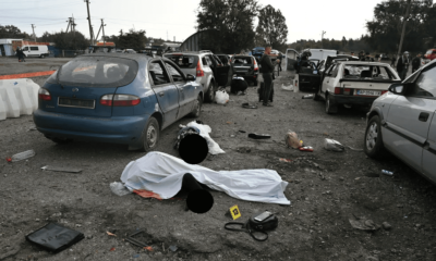 Corpos pelo chão em Zaporizhzhia, na Ucrânia, após comboio de carros ser atingido por ataque de mísseis que, segundo a Ucrânia, partiu de forças russas, em 30 de setembro de 2022. — Foto: Reuters