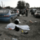 Corpos pelo chão em Zaporizhzhia, na Ucrânia, após comboio de carros ser atingido por ataque de mísseis que, segundo a Ucrânia, partiu de forças russas, em 30 de setembro de 2022. — Foto: Reuters