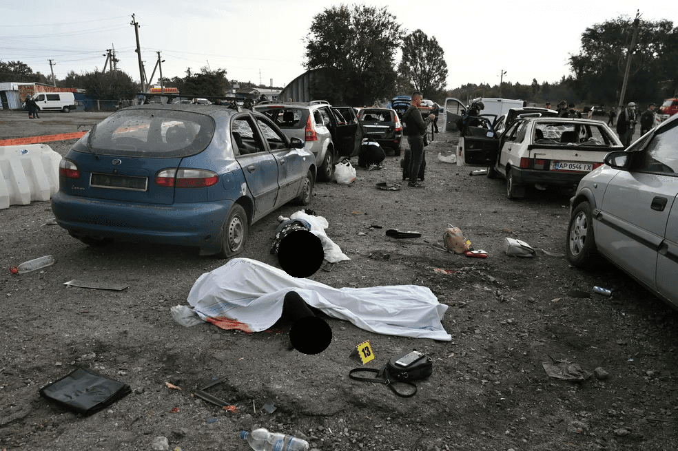 Corpos pelo chão em Zaporizhzhia, na Ucrânia, após comboio de carros ser atingido por ataque de mísseis que, segundo a Ucrânia, partiu de forças russas, em 30 de setembro de 2022. — Foto: Reuters