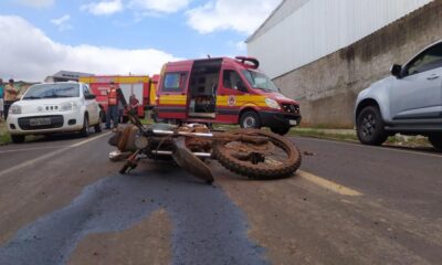 Moto colidiu contra um carro nesta tarde (Foto: Corpo de Bombeiros)